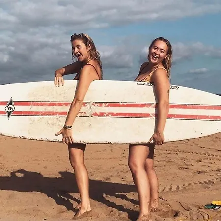 Surf Camp San Sebastian Partyhostel فندق مبيت وإفطار Aia