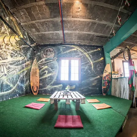 Surf Camp San Sebastian Partyhostel فندق مبيت وإفطار *