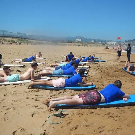 Surf Camp San Sebastian Partyhostel فندق مبيت وإفطار *