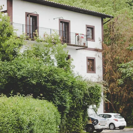 Surf Camp San Sebastian Partyhostel فندق مبيت وإفطار