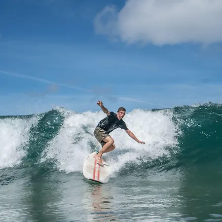 فندق مبيت وإفطار Surf Camp San Sebastian Partyhostel