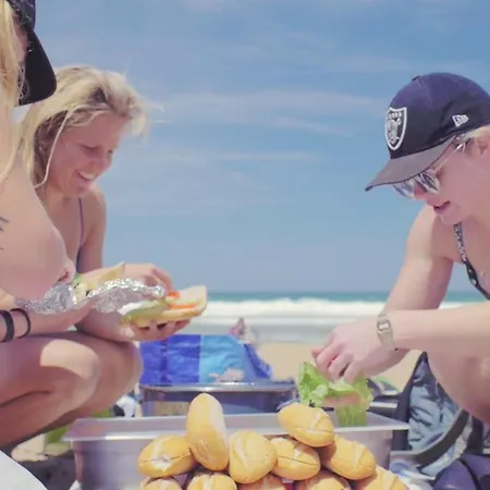 Surf Camp San Sebastian Partyhostel فندق مبيت وإفطار *