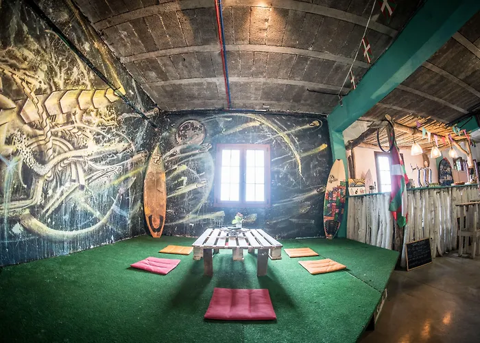 Surf Camp San Sebastian Partyhostel Bed & Breakfast *
