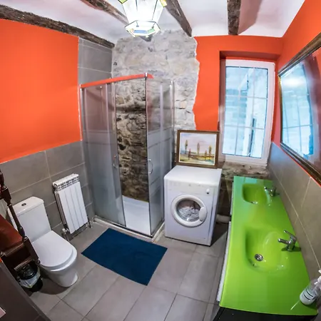 Surf Camp San Sebastian Partyhostel * Aia