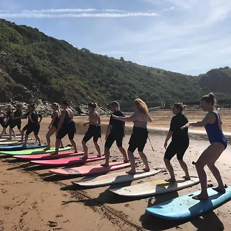 Surf Camp San Sebastian Partyhostel * Aia