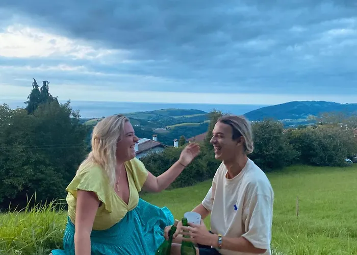 Bed & Breakfast Surf Camp San Sebastian Partyhostel