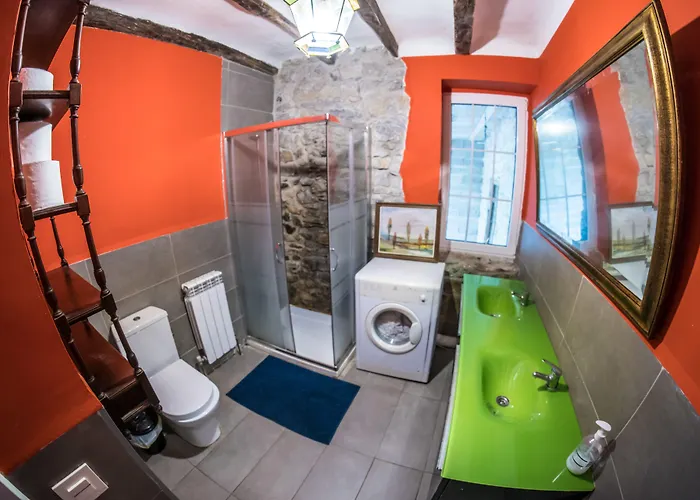 Surf Camp San Sebastian Partyhostel * Aia