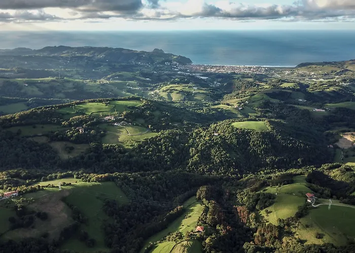 Surf Camp San Sebastian Partyhostel * Aia