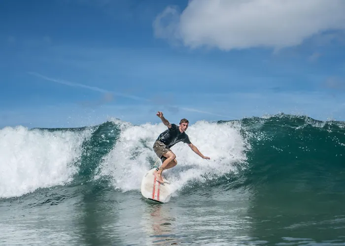 Bed & Breakfast Surf Camp San Sebastian Partyhostel